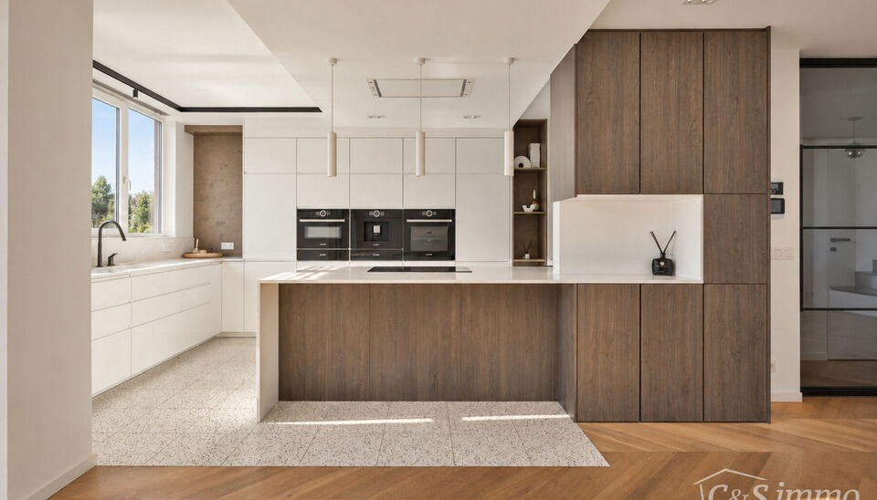 Ontdek deze stijlvolle en hoogwaardig afgewerkte woning (2018), gelegen in een rustige en groene woonwijk te Berendrecht. Deze prachtige woning combineert hedendaagse luxe, hoogwaardige materialen en een doordachte indeling met een uitzonderlijk wooncomfo