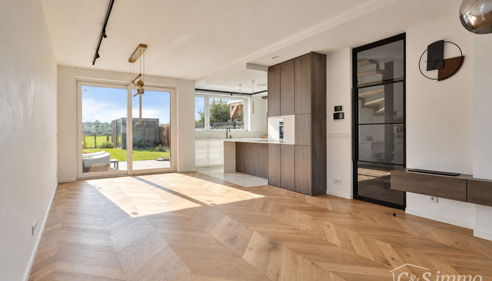 Ontdek deze stijlvolle en hoogwaardig afgewerkte woning (2018), gelegen in een rustige en groene woonwijk te Berendrecht. Deze prachtige woning combineert hedendaagse luxe, hoogwaardige materialen en een doordachte indeling met een uitzonderlijk wooncomfo