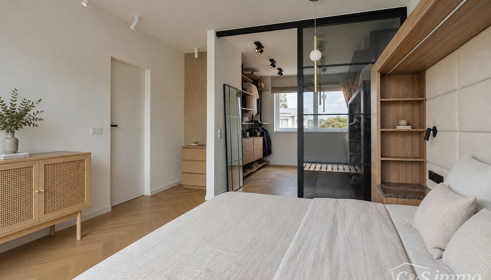 Ontdek deze stijlvolle en hoogwaardig afgewerkte woning (2018), gelegen in een rustige en groene woonwijk te Berendrecht. Deze prachtige woning combineert hedendaagse luxe, hoogwaardige materialen en een doordachte indeling met een uitzonderlijk wooncomfo