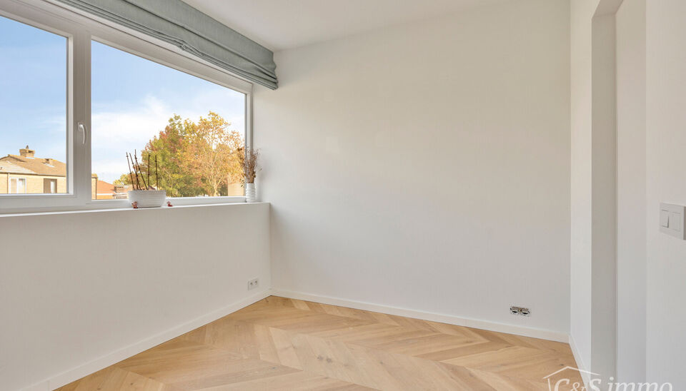 Ontdek deze stijlvolle en hoogwaardig afgewerkte woning (2018), gelegen in een rustige en groene woonwijk te Berendrecht. Deze prachtige woning combineert hedendaagse luxe, hoogwaardige materialen en een doordachte indeling met een uitzonderlijk wooncomfo