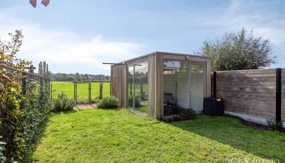 Ontdek deze stijlvolle en hoogwaardig afgewerkte woning (2018), gelegen in een rustige en groene woonwijk te Berendrecht. Deze prachtige woning combineert hedendaagse luxe, hoogwaardige materialen en een doordachte indeling met een uitzonderlijk wooncomfo