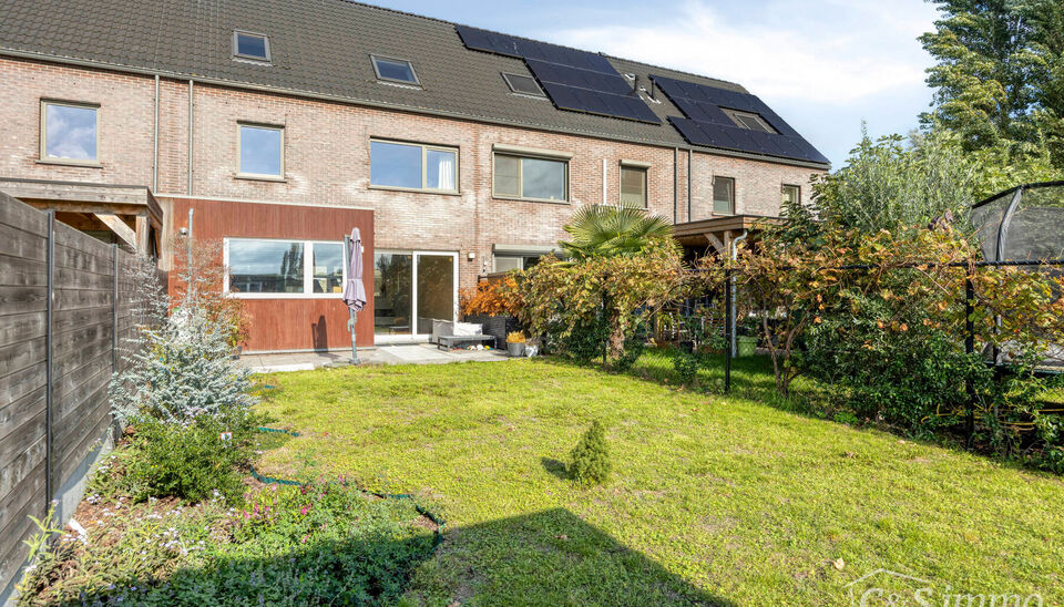 Ontdek deze stijlvolle en hoogwaardig afgewerkte woning (2018), gelegen in een rustige en groene woonwijk te Berendrecht. Deze prachtige woning combineert hedendaagse luxe, hoogwaardige materialen en een doordachte indeling met een uitzonderlijk wooncomfo