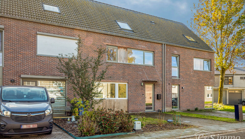 Ontdek deze stijlvolle en hoogwaardig afgewerkte woning (2018), gelegen in een rustige en groene woonwijk te Berendrecht. Deze prachtige woning combineert hedendaagse luxe, hoogwaardige materialen en een doordachte indeling met een uitzonderlijk wooncomfo