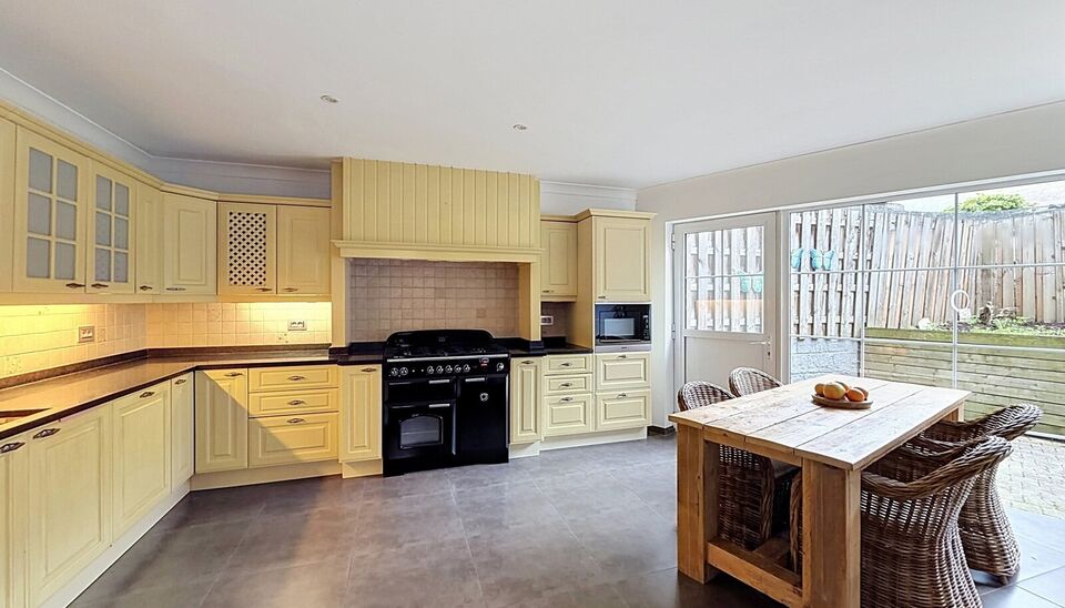 Deze uitzonderlijk ruime, instapklare woning met een bewoonbare oppervlakte van maar liefst 353 m&sup2; biedt tal van mogelijkheden. Dankzij de indeling is ze ideaal als kangoeroewoning, zorgwoning, praktijk- of kantoorruimte aan huis, of voor een combinatie 