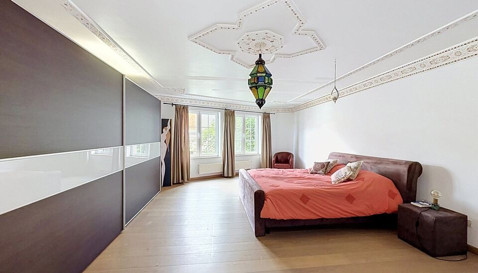 Deze uitzonderlijk ruime, instapklare woning met een bewoonbare oppervlakte van maar liefst 353 m&sup2; biedt tal van mogelijkheden. Dankzij de indeling is ze ideaal als kangoeroewoning, zorgwoning, praktijk- of kantoorruimte aan huis, of voor een combinatie 