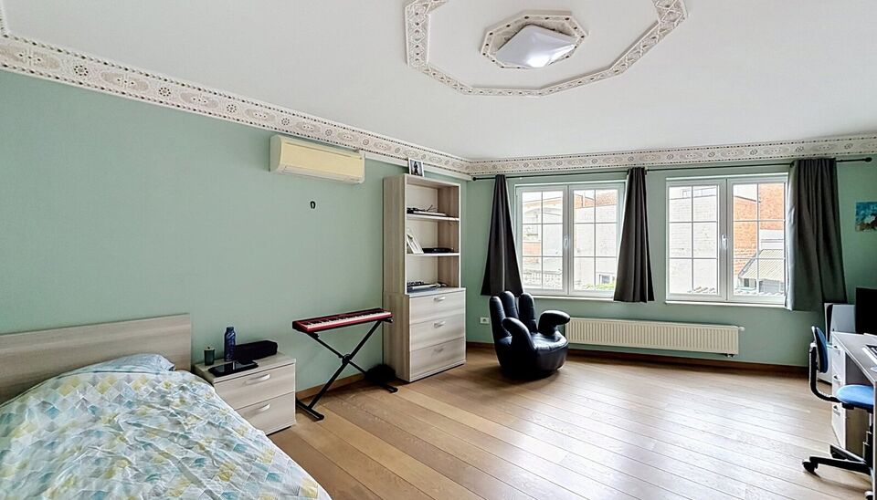 Deze uitzonderlijk ruime, instapklare woning met een bewoonbare oppervlakte van maar liefst 353 m&sup2; biedt tal van mogelijkheden. Dankzij de indeling is ze ideaal als kangoeroewoning, zorgwoning, praktijk- of kantoorruimte aan huis, of voor een combinatie 
