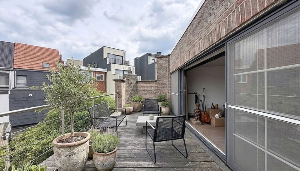 Deze uitzonderlijk ruime, instapklare woning met een bewoonbare oppervlakte van maar liefst 353 m&sup2; biedt tal van mogelijkheden. Dankzij de indeling is ze ideaal als kangoeroewoning, zorgwoning, praktijk- of kantoorruimte aan huis, of voor een combinatie 