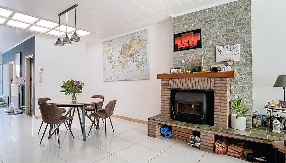 Stap binnen in deze gezellige woning met drie slaapkamers en tuin. Via de gezellige inkomhal komt u binnen in de leefruimte. U kan genieten van een open ruimte van maar liefst 40m² geaccentueerd met sierhaard. Achteraan de woning een ruime keuken met vee