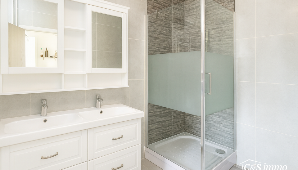 Stap binnen in deze gezellige woning met drie slaapkamers en tuin. Via de gezellige inkomhal komt u binnen in de leefruimte. U kan genieten van een open ruimte van maar liefst 40m² geaccentueerd met sierhaard. Achteraan de woning een ruime keuken met vee