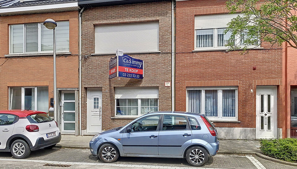 Stap binnen in deze gezellige woning met drie slaapkamers en tuin. Via de gezellige inkomhal komt u binnen in de leefruimte. U kan genieten van een open ruimte van maar liefst 40m² geaccentueerd met sierhaard. Achteraan de woning een ruime keuken met vee