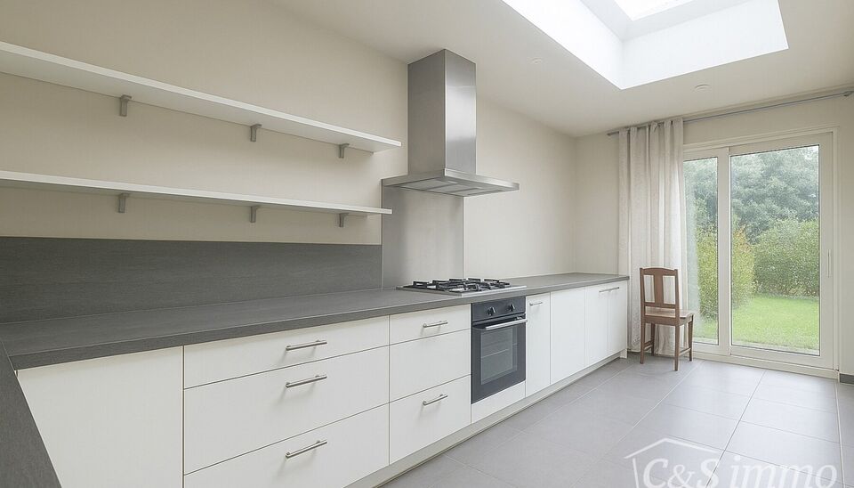 Via de inkomhal betreedt u de ruime woonkamer (ca.36 m²) aan de voorzijde. De open keuken (ca.18 m²) is voorzien van een gasvuur, dampkap, oven en een vaatwasser. De keuken verleent toegang tot de ruime tuin (ca.98 m²) aan de achterzijde. Hier kan u ve