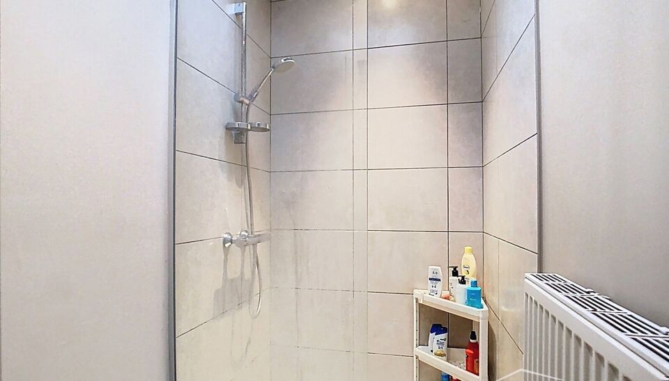 Via de inkomhal betreedt u de ruime woonkamer (ca.36 m²) aan de voorzijde. De open keuken (ca.18 m²) is voorzien van een gasvuur, dampkap, oven en een vaatwasser. De keuken verleent toegang tot de ruime tuin (ca.98 m²) aan de achterzijde. Hier kan u ve