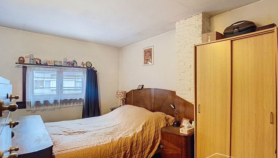 Via de inkomhal betreedt u de ruime woonkamer (ca.36 m²) aan de voorzijde. De open keuken (ca.18 m²) is voorzien van een gasvuur, dampkap, oven en een vaatwasser. De keuken verleent toegang tot de ruime tuin (ca.98 m²) aan de achterzijde. Hier kan u ve