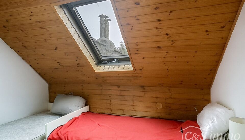 Via de inkomhal betreedt u de ruime woonkamer (ca.36 m²) aan de voorzijde. De open keuken (ca.18 m²) is voorzien van een gasvuur, dampkap, oven en een vaatwasser. De keuken verleent toegang tot de ruime tuin (ca.98 m²) aan de achterzijde. Hier kan u ve