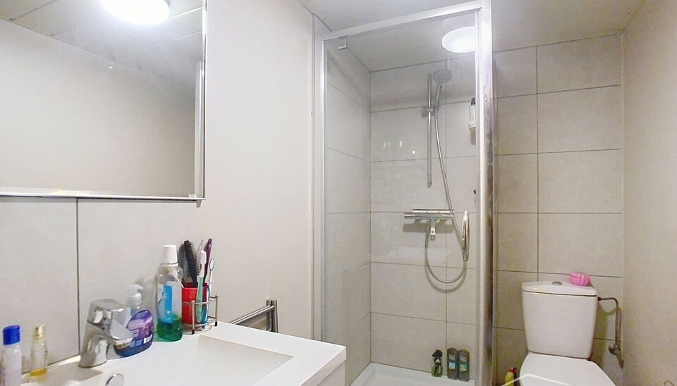 Via de inkomhal betreedt u de ruime woonkamer (ca.36 m²) aan de voorzijde. De open keuken (ca.18 m²) is voorzien van een gasvuur, dampkap, oven en een vaatwasser. De keuken verleent toegang tot de ruime tuin (ca.98 m²) aan de achterzijde. Hier kan u ve