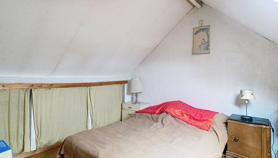 Via de inkomhal betreedt u de ruime woonkamer (ca.36 m²) aan de voorzijde. De open keuken (ca.18 m²) is voorzien van een gasvuur, dampkap, oven en een vaatwasser. De keuken verleent toegang tot de ruime tuin (ca.98 m²) aan de achterzijde. Hier kan u ve