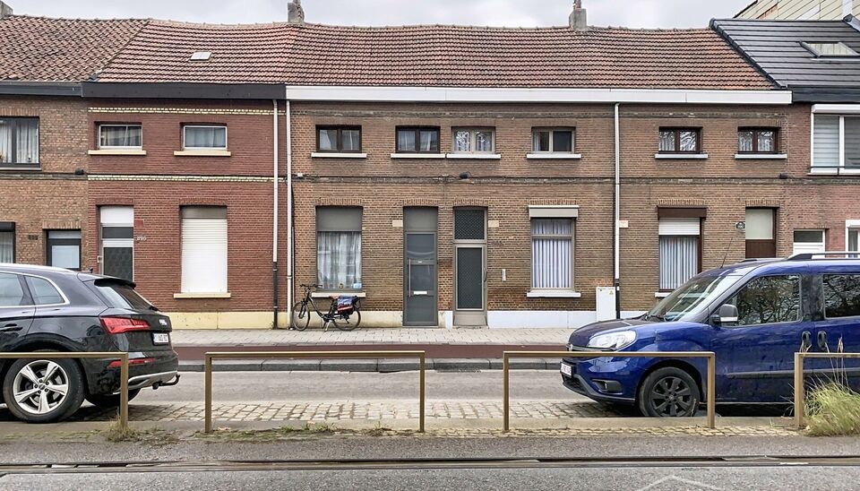 Via de inkomhal betreedt u de ruime woonkamer (ca.36 m²) aan de voorzijde. De open keuken (ca.18 m²) is voorzien van een gasvuur, dampkap, oven en een vaatwasser. De keuken verleent toegang tot de ruime tuin (ca.98 m²) aan de achterzijde. Hier kan u ve