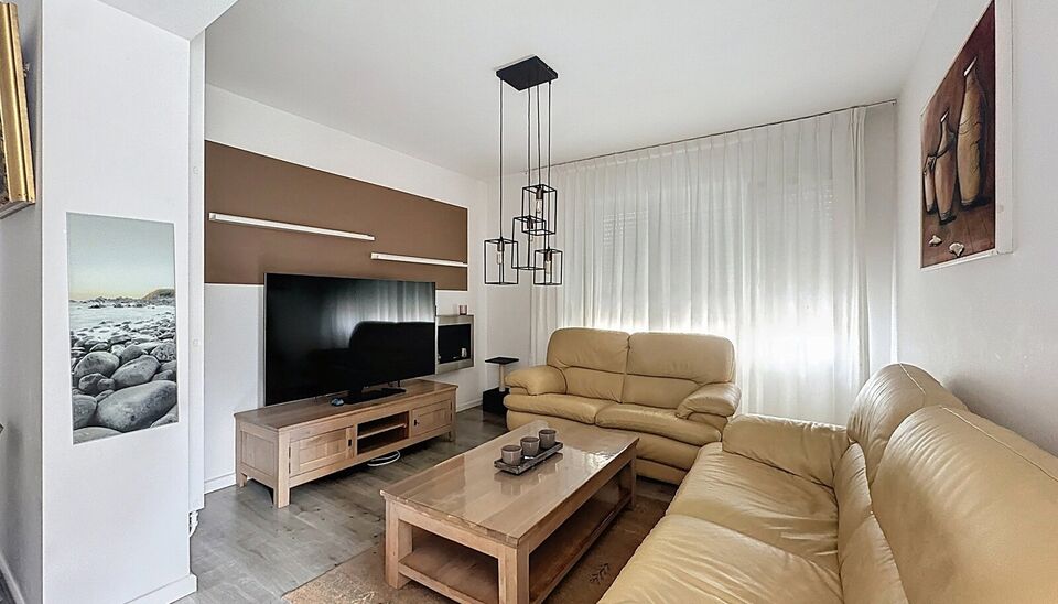 Bent u op zoek naar een ruime gezinswoning met veel mogelijkheden en lichtinval? Deze hoekwoning combineert wooncomfort, praktische indeling.
Op de gelijkvloerse verdieping bevindt zich een lichtrijke leefruimte en eetkamer van samen maar liefst 44m², id