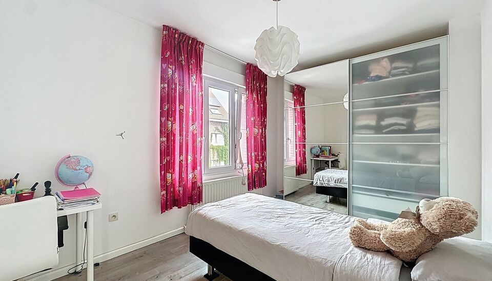 Bent u op zoek naar een ruime gezinswoning met veel mogelijkheden en lichtinval? Deze hoekwoning combineert wooncomfort, praktische indeling.
Op de gelijkvloerse verdieping bevindt zich een lichtrijke leefruimte en eetkamer van samen maar liefst 44m², id