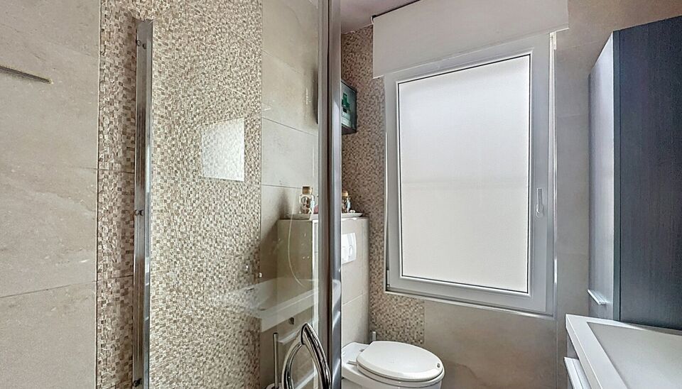 Bent u op zoek naar een ruime gezinswoning met veel mogelijkheden en lichtinval? Deze hoekwoning combineert wooncomfort, praktische indeling.
Op de gelijkvloerse verdieping bevindt zich een lichtrijke leefruimte en eetkamer van samen maar liefst 44m², id