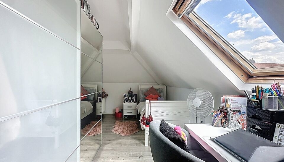 Bent u op zoek naar een ruime gezinswoning met veel mogelijkheden en lichtinval? Deze hoekwoning combineert wooncomfort, praktische indeling.
Op de gelijkvloerse verdieping bevindt zich een lichtrijke leefruimte en eetkamer van samen maar liefst 44m², id