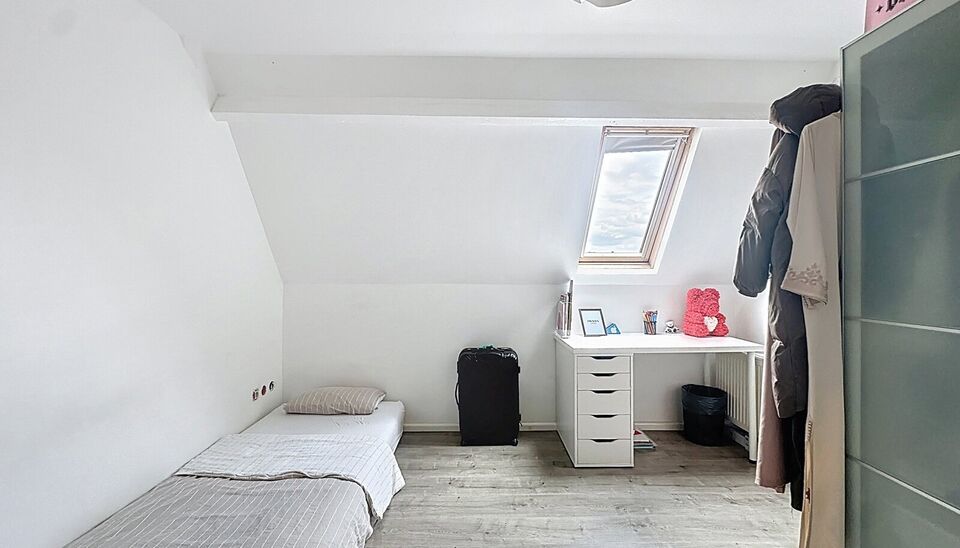 Bent u op zoek naar een ruime gezinswoning met veel mogelijkheden en lichtinval? Deze hoekwoning combineert wooncomfort, praktische indeling.
Op de gelijkvloerse verdieping bevindt zich een lichtrijke leefruimte en eetkamer van samen maar liefst 44m², id