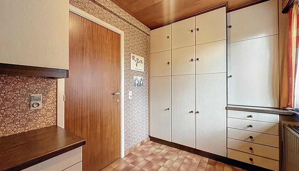 Piekfijn onderhouden bel-etagewoning met zonnige tuin, gelegen op wandelafstand van park Rozendaal.
Op het gelijkvloers bevindt zich een ruime inkomhal met apart gastentoilet en vestiaire. Daarnaast is er een bureel/hobbyruimte (ca. 8 m²) met aansluitend