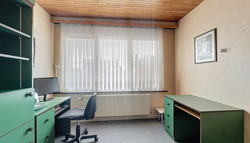 Piekfijn onderhouden bel-etagewoning met zonnige tuin, gelegen op wandelafstand van park Rozendaal.
Op het gelijkvloers bevindt zich een ruime inkomhal met apart gastentoilet en vestiaire. Daarnaast is er een bureel/hobbyruimte (ca. 8 m²) met aansluitend