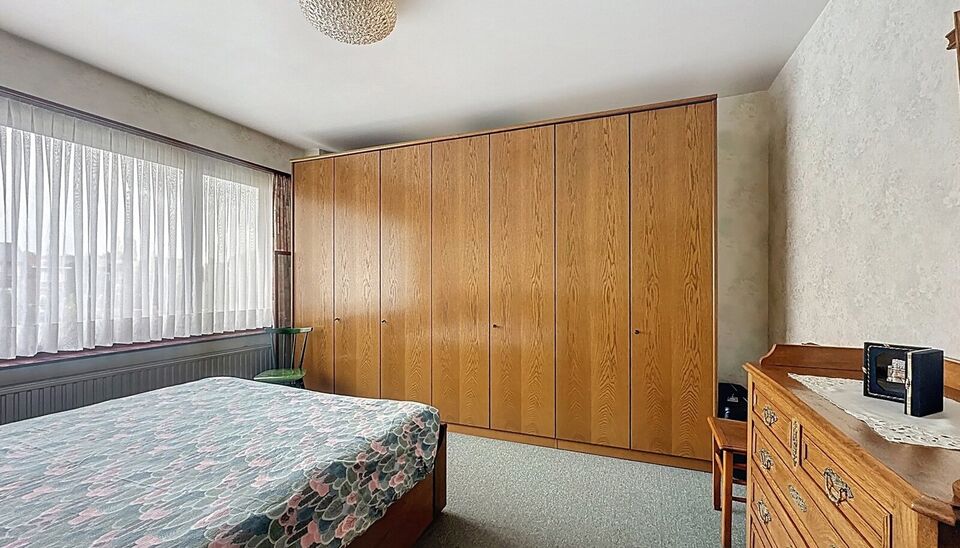 Piekfijn onderhouden bel-etagewoning met zonnige tuin, gelegen op wandelafstand van park Rozendaal.
Op het gelijkvloers bevindt zich een ruime inkomhal met apart gastentoilet en vestiaire. Daarnaast is er een bureel/hobbyruimte (ca. 8 m²) met aansluitend