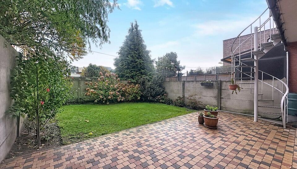 Piekfijn onderhouden bel-etagewoning met zonnige tuin, gelegen op wandelafstand van park Rozendaal.
Op het gelijkvloers bevindt zich een ruime inkomhal met apart gastentoilet en vestiaire. Daarnaast is er een bureel/hobbyruimte (ca. 8 m²) met aansluitend
