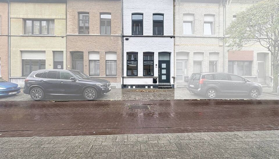 In een rustige straat, maar toch centraal gelegen, bevindt zich deze volledig gerenoveerde woning met onderhoudsvriendelijke tuin. De woning werd met oog voor detail afgewerkt en combineert moderne materialen met een tijdloze stijl. Bij het binnenkomen wo