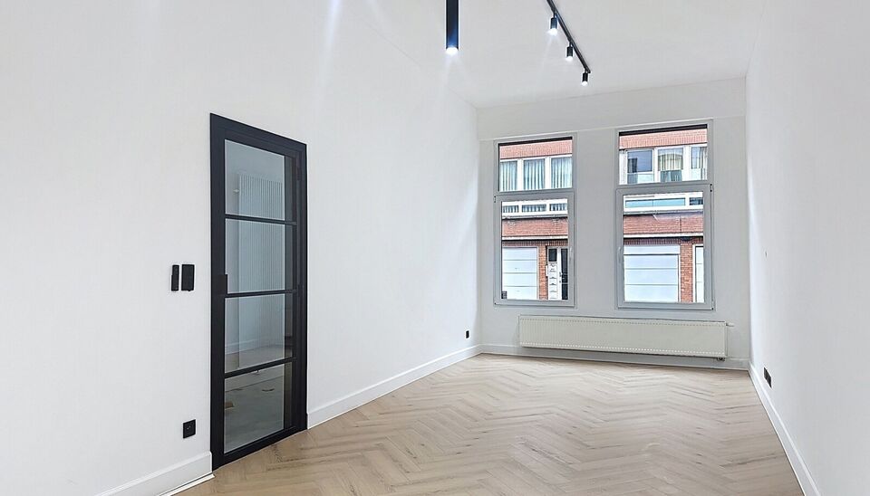 In een rustige straat, maar toch centraal gelegen, bevindt zich deze volledig gerenoveerde woning met onderhoudsvriendelijke tuin. De woning werd met oog voor detail afgewerkt en combineert moderne materialen met een tijdloze stijl. Bij het binnenkomen wo