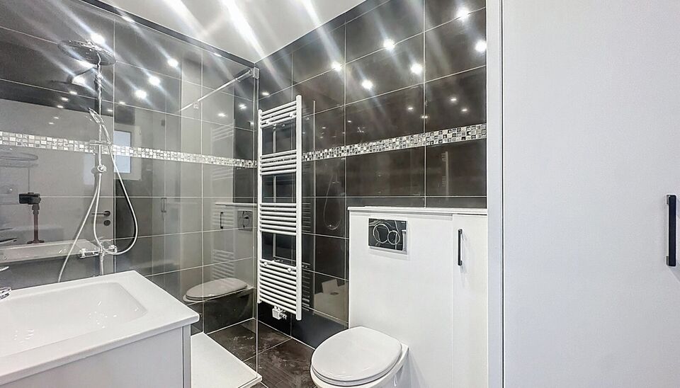 In een rustige straat, maar toch centraal gelegen, bevindt zich deze volledig gerenoveerde woning met onderhoudsvriendelijke tuin. De woning werd met oog voor detail afgewerkt en combineert moderne materialen met een tijdloze stijl. Bij het binnenkomen wo