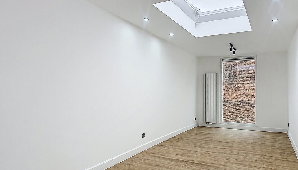 In een rustige straat, maar toch centraal gelegen, bevindt zich deze volledig gerenoveerde woning met onderhoudsvriendelijke tuin. De woning werd met oog voor detail afgewerkt en combineert moderne materialen met een tijdloze stijl. Bij het binnenkomen wo