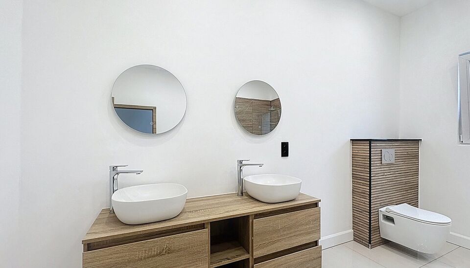 In een rustige straat, maar toch centraal gelegen, bevindt zich deze volledig gerenoveerde woning met onderhoudsvriendelijke tuin. De woning werd met oog voor detail afgewerkt en combineert moderne materialen met een tijdloze stijl. Bij het binnenkomen wo