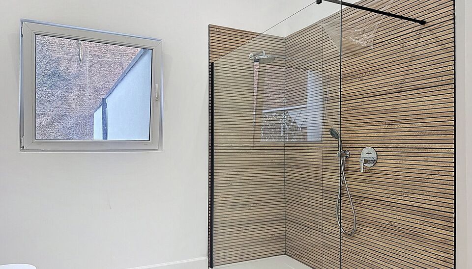 In een rustige straat, maar toch centraal gelegen, bevindt zich deze volledig gerenoveerde woning met onderhoudsvriendelijke tuin. De woning werd met oog voor detail afgewerkt en combineert moderne materialen met een tijdloze stijl. Bij het binnenkomen wo