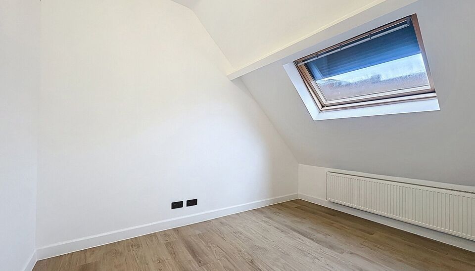 In een rustige straat, maar toch centraal gelegen, bevindt zich deze volledig gerenoveerde woning met onderhoudsvriendelijke tuin. De woning werd met oog voor detail afgewerkt en combineert moderne materialen met een tijdloze stijl. Bij het binnenkomen wo