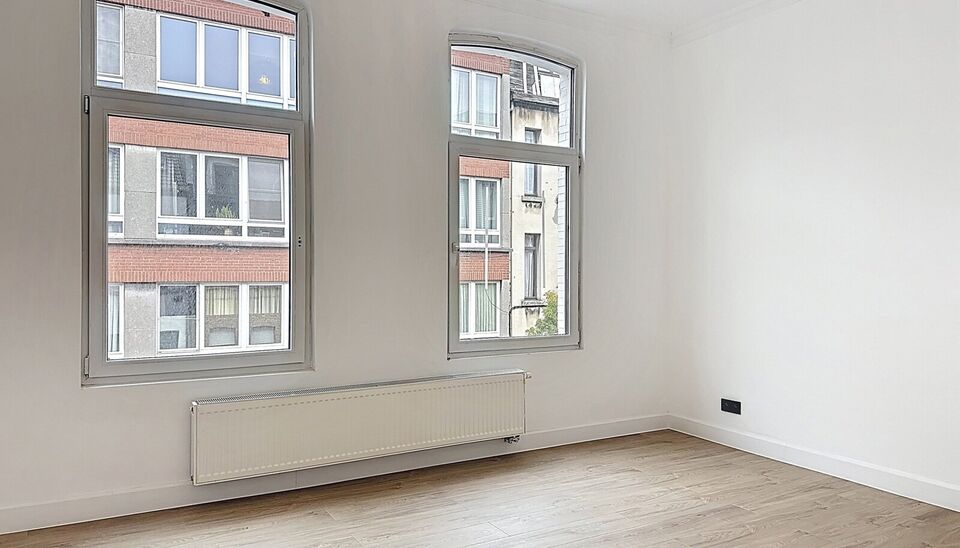 In een rustige straat, maar toch centraal gelegen, bevindt zich deze volledig gerenoveerde woning met onderhoudsvriendelijke tuin. De woning werd met oog voor detail afgewerkt en combineert moderne materialen met een tijdloze stijl. Bij het binnenkomen wo