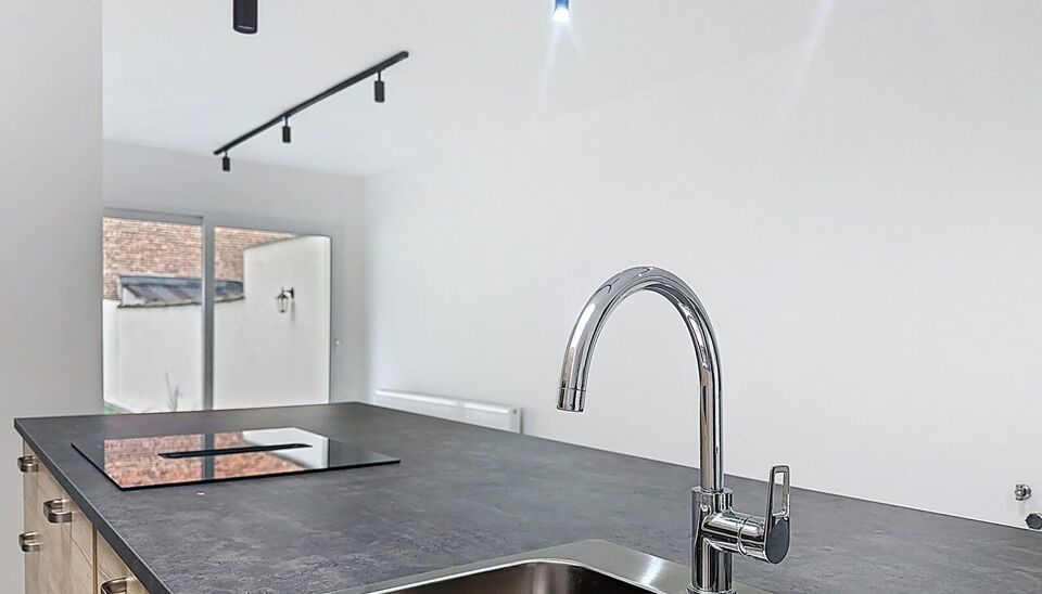 In een rustige straat, maar toch centraal gelegen, bevindt zich deze volledig gerenoveerde woning met onderhoudsvriendelijke tuin. De woning werd met oog voor detail afgewerkt en combineert moderne materialen met een tijdloze stijl. Bij het binnenkomen wo