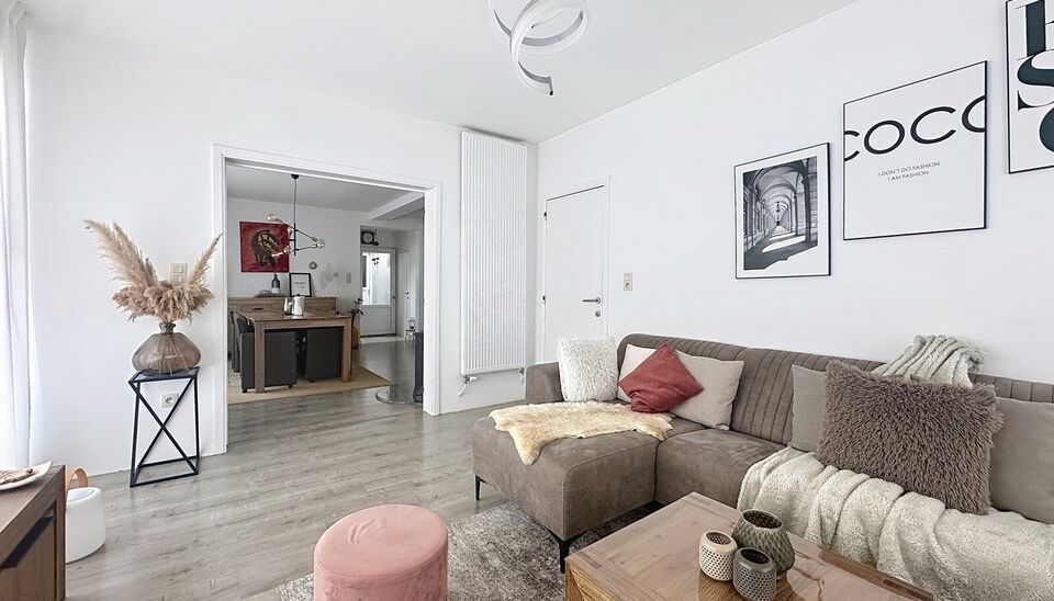 Bent u op zoek naar een ruime gezinswoning met veel mogelijkheden en lichtinval? Deze hoekwoning combineert wooncomfort, praktische indeling.
Op de gelijkvloerse verdieping bevindt zich een lichtrijke leefruimte en eetkamer van samen maar liefst 44m&sup2;, id