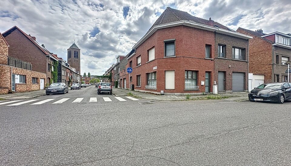 Bent u op zoek naar een ruime gezinswoning met veel mogelijkheden en lichtinval? Deze hoekwoning combineert wooncomfort, praktische indeling.
Op de gelijkvloerse verdieping bevindt zich een lichtrijke leefruimte en eetkamer van samen maar liefst 44m&sup2;, id