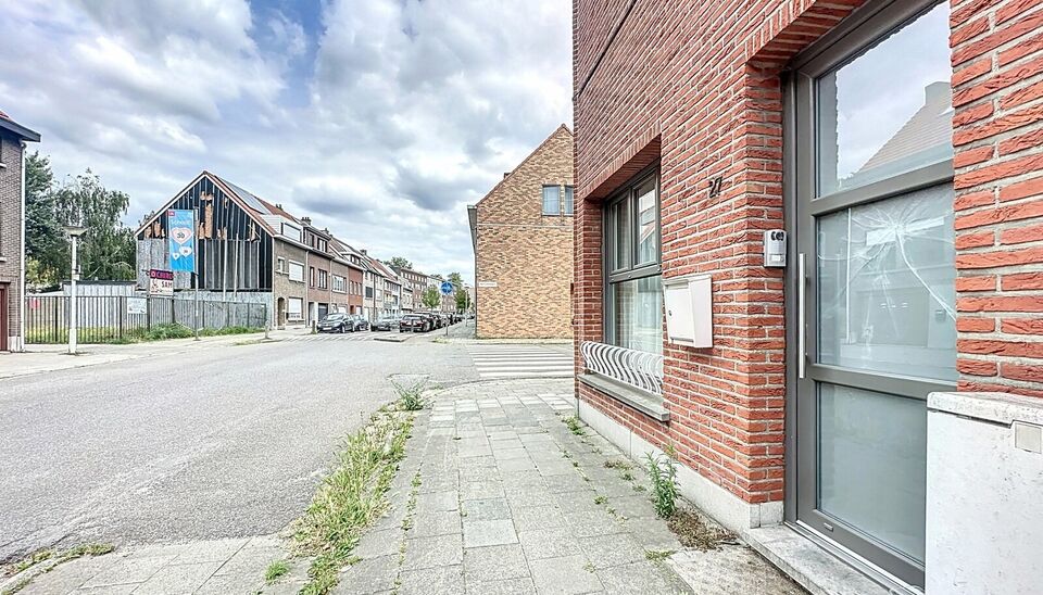 Bent u op zoek naar een ruime gezinswoning met veel mogelijkheden en lichtinval? Deze hoekwoning combineert wooncomfort, praktische indeling.
Op de gelijkvloerse verdieping bevindt zich een lichtrijke leefruimte en eetkamer van samen maar liefst 44m&sup2;, id