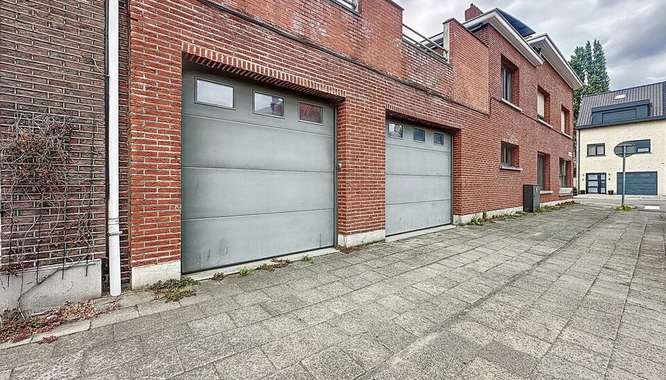 Bent u op zoek naar een ruime gezinswoning met veel mogelijkheden en lichtinval? Deze hoekwoning combineert wooncomfort, praktische indeling.
Op de gelijkvloerse verdieping bevindt zich een lichtrijke leefruimte en eetkamer van samen maar liefst 44m&sup2;, id