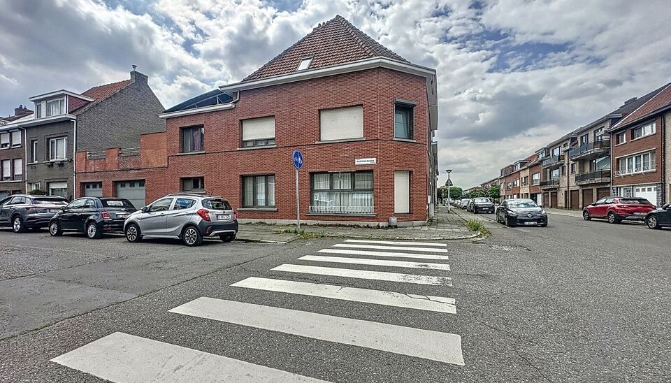 Bent u op zoek naar een ruime gezinswoning met veel mogelijkheden en lichtinval? Deze hoekwoning combineert wooncomfort, praktische indeling.
Op de gelijkvloerse verdieping bevindt zich een lichtrijke leefruimte en eetkamer van samen maar liefst 44m&sup2;, id