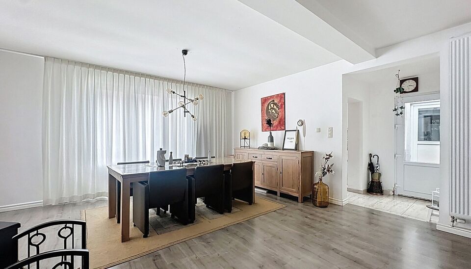 Bent u op zoek naar een ruime gezinswoning met veel mogelijkheden en lichtinval? Deze hoekwoning combineert wooncomfort, praktische indeling.
Op de gelijkvloerse verdieping bevindt zich een lichtrijke leefruimte en eetkamer van samen maar liefst 44m&sup2;, id