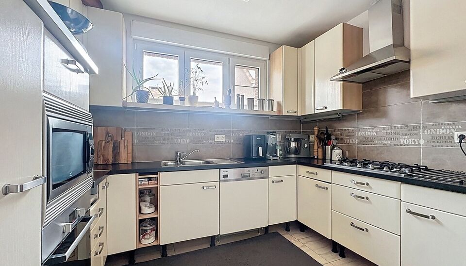 Bent u op zoek naar een ruime gezinswoning met veel mogelijkheden en lichtinval? Deze hoekwoning combineert wooncomfort, praktische indeling.
Op de gelijkvloerse verdieping bevindt zich een lichtrijke leefruimte en eetkamer van samen maar liefst 44m&sup2;, id