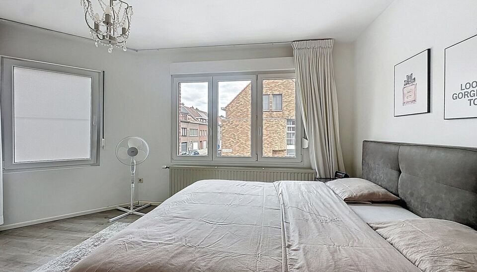 Bent u op zoek naar een ruime gezinswoning met veel mogelijkheden en lichtinval? Deze hoekwoning combineert wooncomfort, praktische indeling.
Op de gelijkvloerse verdieping bevindt zich een lichtrijke leefruimte en eetkamer van samen maar liefst 44m&sup2;, id