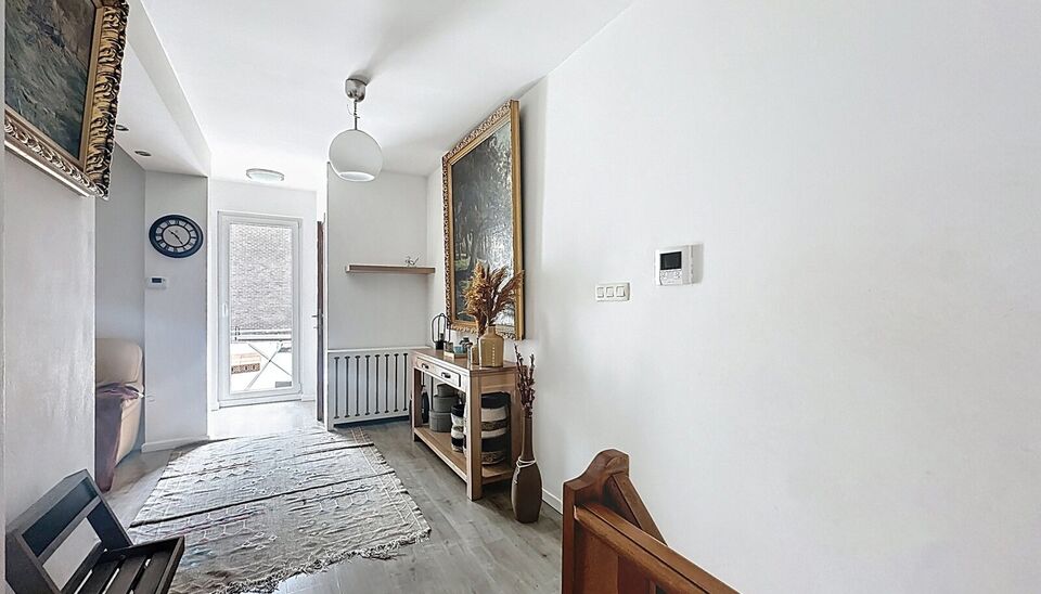 Bent u op zoek naar een ruime gezinswoning met veel mogelijkheden en lichtinval? Deze hoekwoning combineert wooncomfort, praktische indeling.
Op de gelijkvloerse verdieping bevindt zich een lichtrijke leefruimte en eetkamer van samen maar liefst 44m&sup2;, id