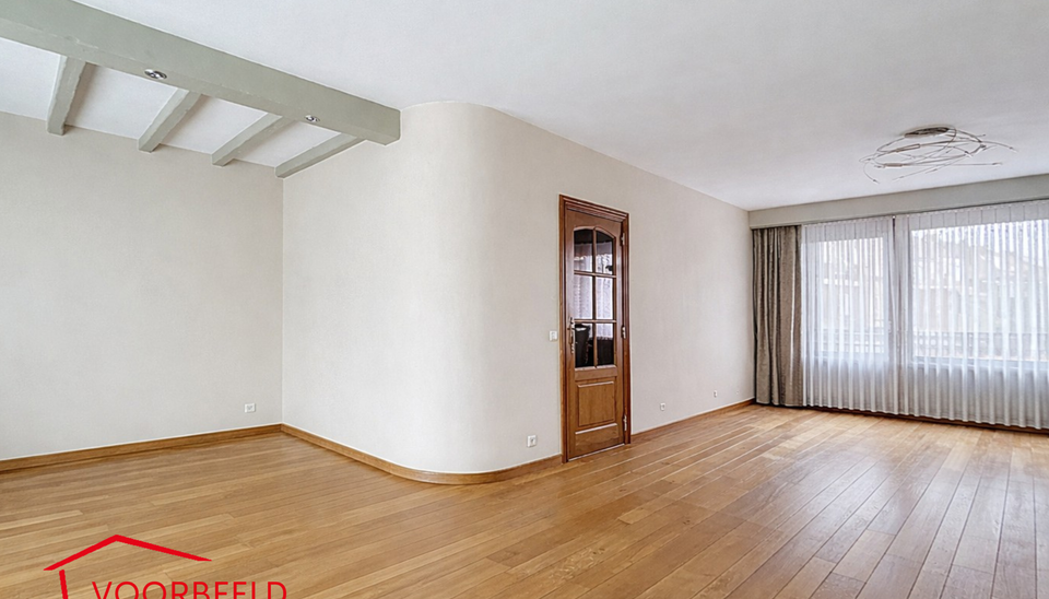 Piekfijn onderhouden bel-etagewoning met zonnige tuin, gelegen op wandelafstand van park Rozendaal.
Op het gelijkvloers bevindt zich een ruime inkomhal met apart gastentoilet en vestiaire. Daarnaast is er een bureel/hobbyruimte (ca. 8 m&sup2;) met aansluitend