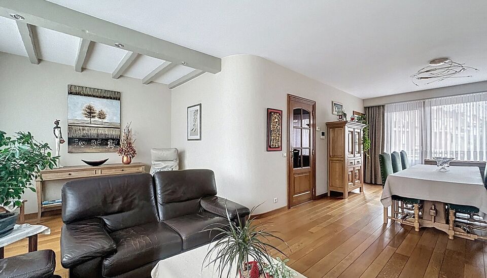 Piekfijn onderhouden bel-etagewoning met zonnige tuin, gelegen op wandelafstand van park Rozendaal.
Op het gelijkvloers bevindt zich een ruime inkomhal met apart gastentoilet en vestiaire. Daarnaast is er een bureel/hobbyruimte (ca. 8 m&sup2;) met aansluitend